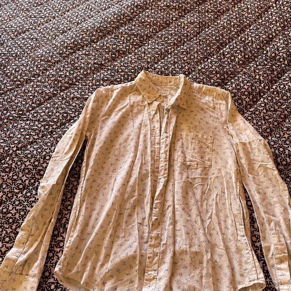 Cotton button down shirt by Steven Alan. Size Small. 
18” armpit to armpit.